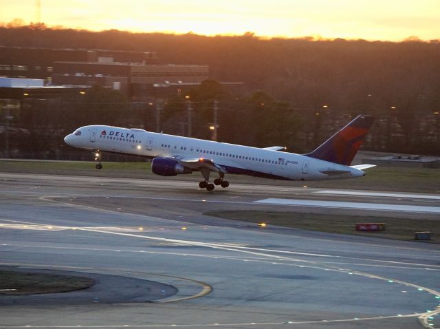 Boeing 757-200 (N662DN)