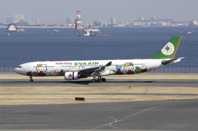 Airbus A330-300 (B-16332) - Landing at Haneda Intl Airport Rwy34R on 2013/01/30 "Hello Kitty Apple c/s"