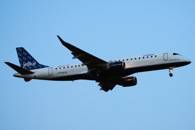 Embraer ERJ-190 (N203JB) - "Look at Blue Now" on short final to runway 22L over Bayswater Street