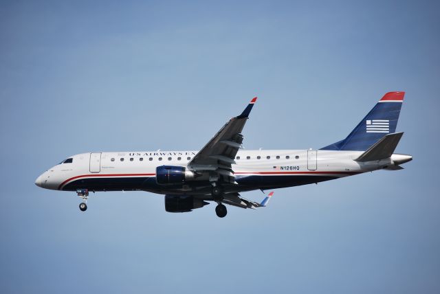 Embraer 175 (N126HQ) - Approaching runway 23