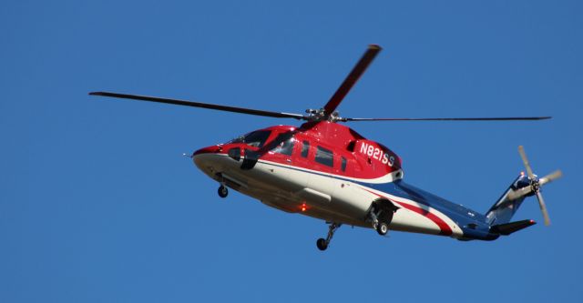 Sikorsky S-76 (N821SS) - Moment until touching down is this 2006 Sikorsky S-76C rotorcraft in the Autumn of 2021.