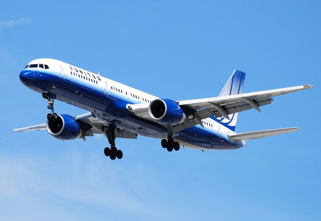 Boeing 757-200 (N593UA) - United Airlines Boeing 757-222 N593UA (cn 28144/724)  Las Vegas - McCarran International (LAS / KLAS) USA - Nevada, 9-12-2010 Photo: Tomás Del Coro