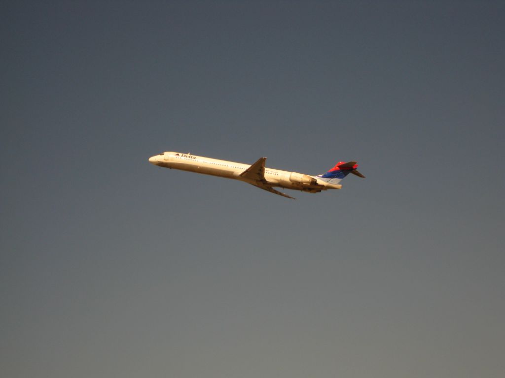 McDonnell Douglas MD-90 (N913DN)