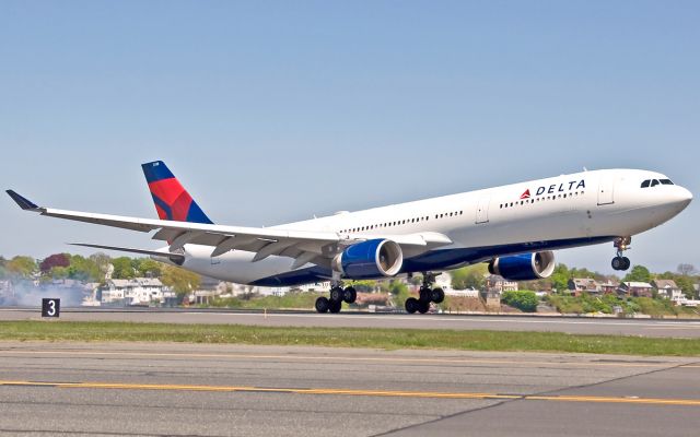 Airbus A330-300 (N810NW) - RWY 22L landing and roll out