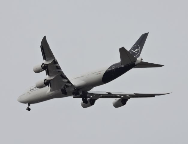 BOEING 747-8 (D-ABYA) - Minutes before landing March 2018.