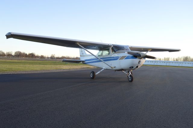 Cessna Skyhawk (N5174E) - Sitting on the ramp with the last rays of sunlight on the last day of 2018!