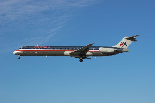 McDonnell Douglas MD-83 (N569AA)