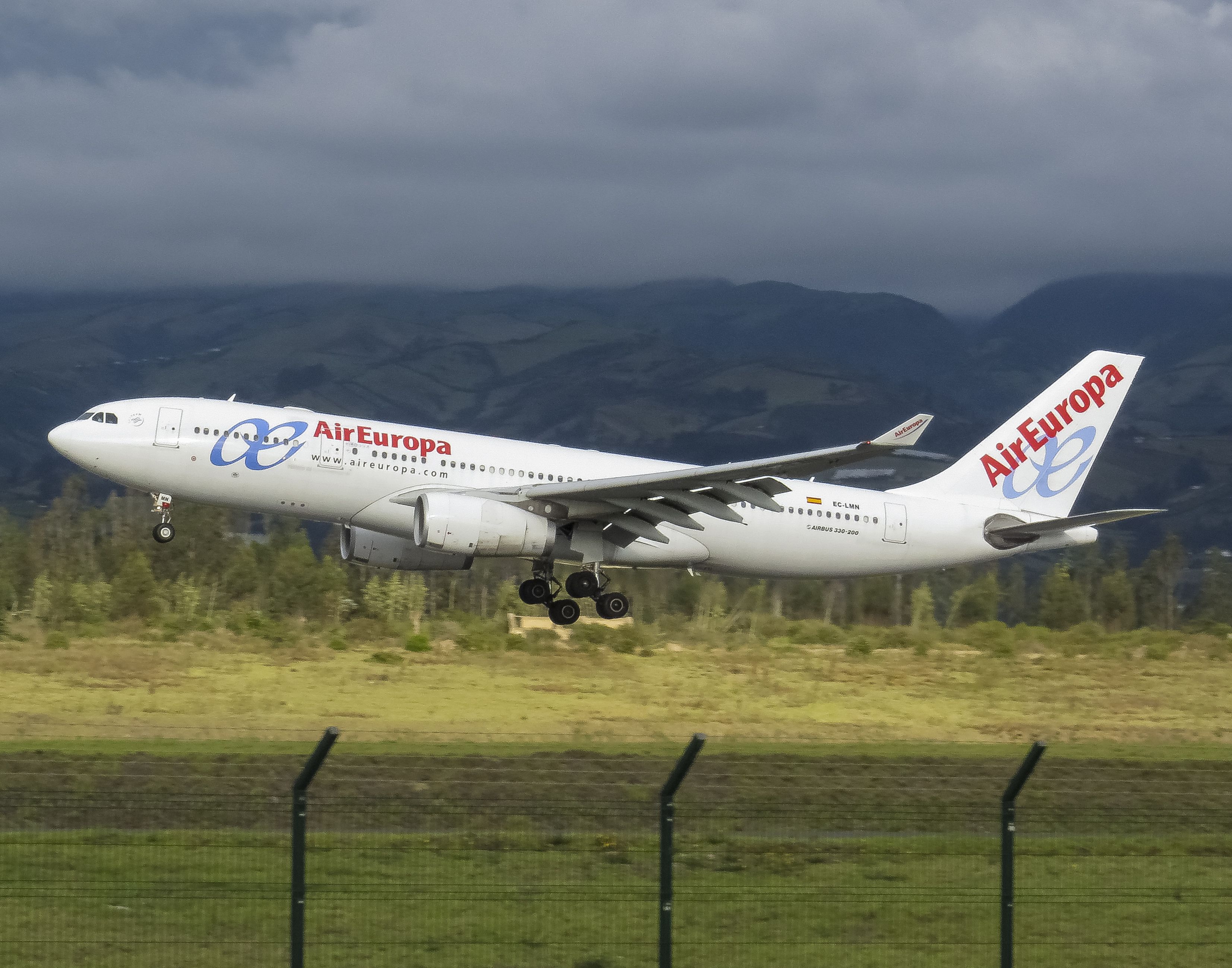 Airbus A330-200 (EC-LMN) - Very Very rare aircraft to see in Quito. Inbound from Madrid