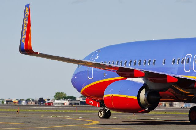 Boeing 737-700 (N8609A) - I LUV winglets @ KBOS Logan on flightaware.Com !