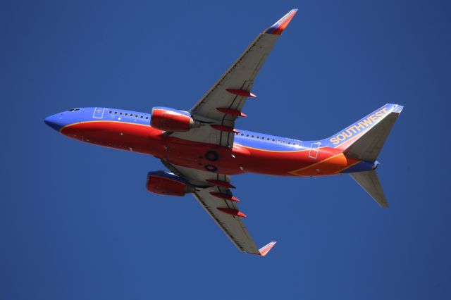 Boeing 737-700 (N242WN)