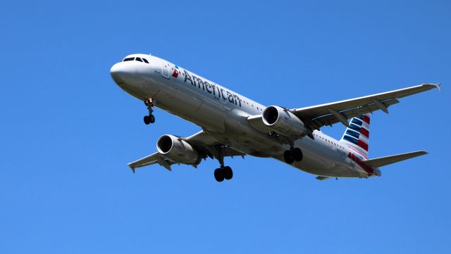 Airbus A321 (N927UW) - On final is this 2015 American Airlines Airbus A321-231 in the Summer of 2020.