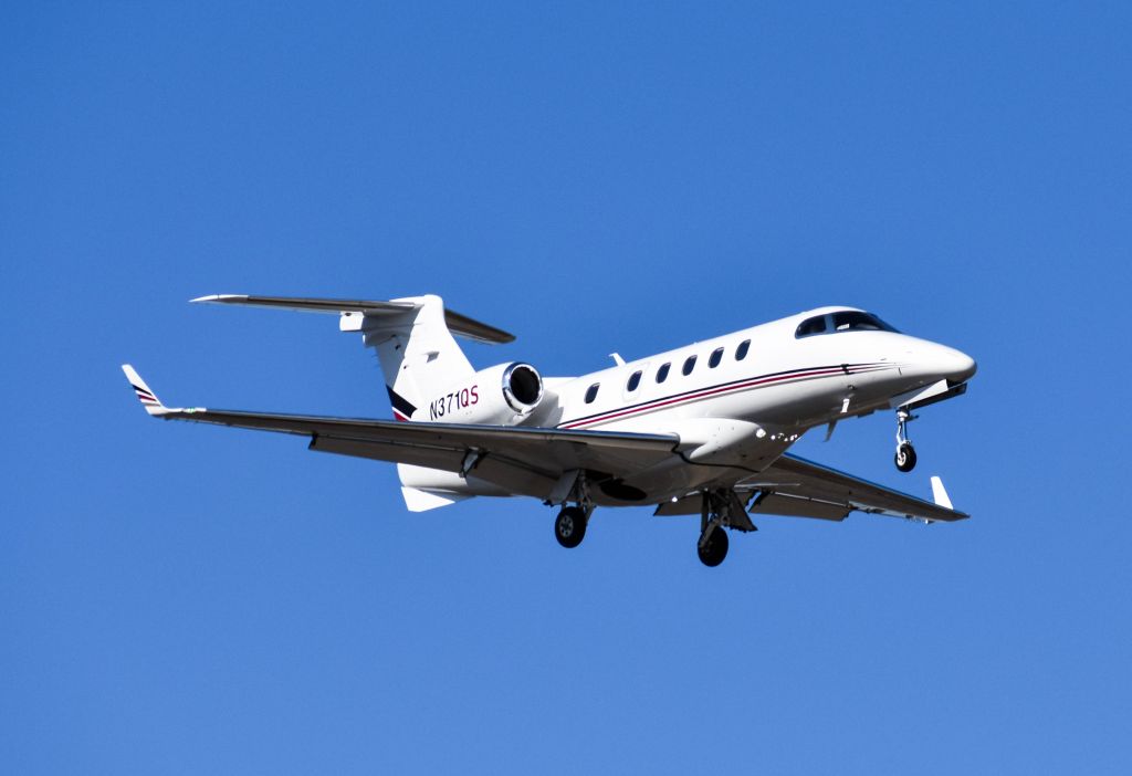 Embraer Phenom 300 (N371QS)