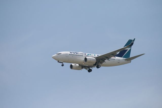 Boeing 737-700 (C-GLWS)