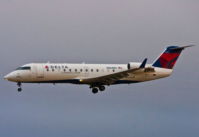 Canadair Regional Jet CRJ-200 (N8688C)