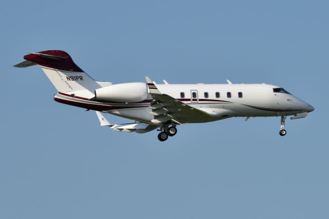 Bombardier Challenger 300 (N91PR) - Runway 32 arrival 09-14-22