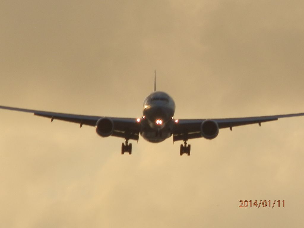 Boeing 777-200 (N768AA)