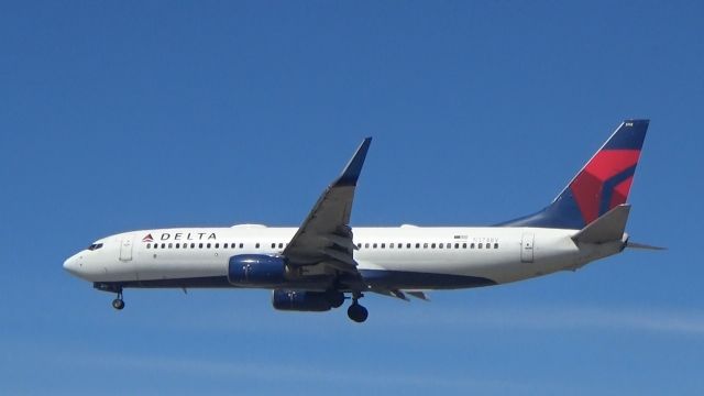 Boeing 737-800 (N3748Y)