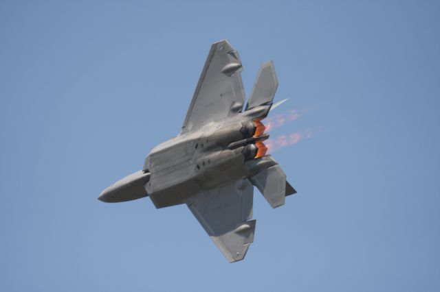 Lockheed F-22 Raptor —