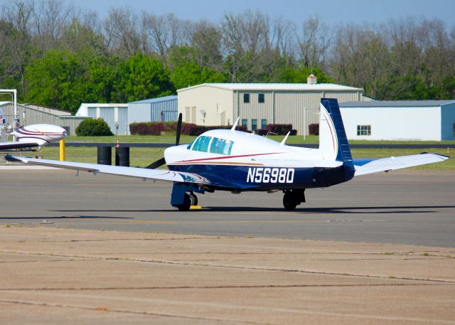 Mooney M-20 (N5698D) - At Downtown Shreveport. 1983 Mooney M20J 201