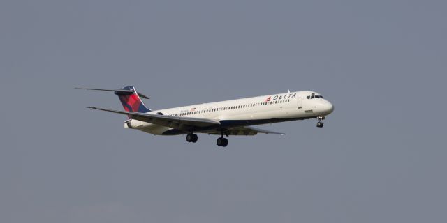 McDonnell Douglas MD-88 (N976DL)