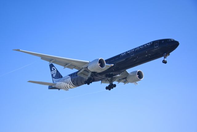 BOEING 777-300 (ZK-OKQ)