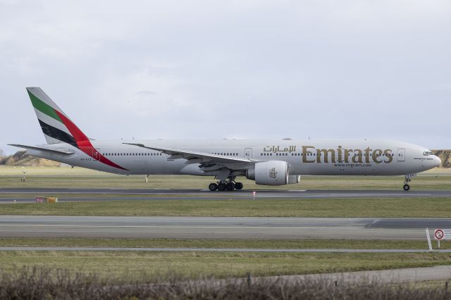 Boeing 777-200 (A6-ECZ) - West of runway R22