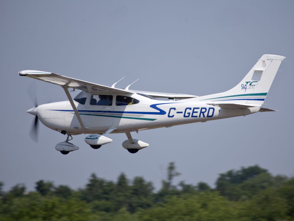 Cessna Skylane (C-GERD) - Take off runway 26.