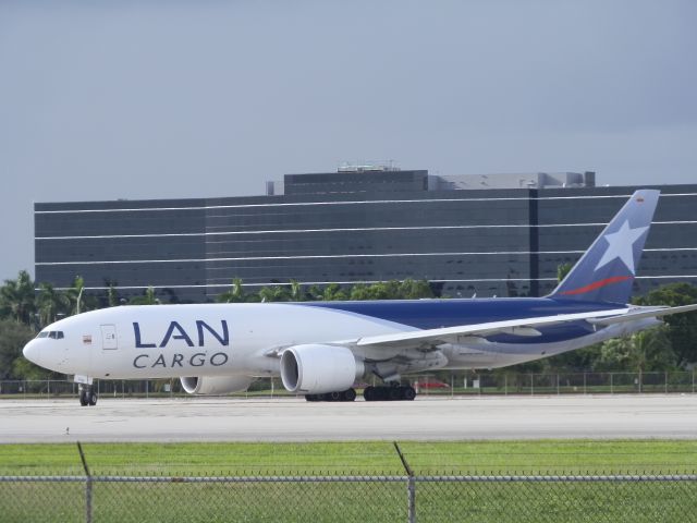 BOEING 777-200LR (N776LA)