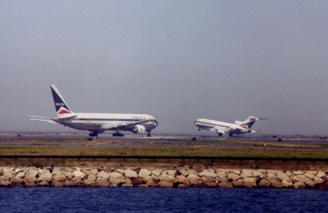 BOEING 727-200 —