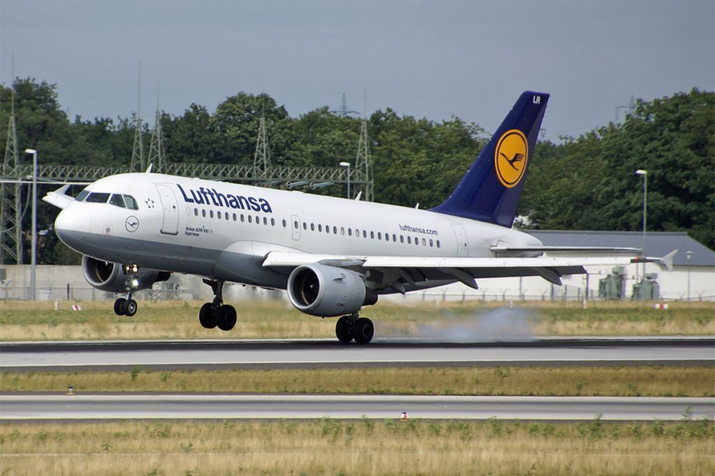 Airbus A319 (D-AILR) - Crosswind landing