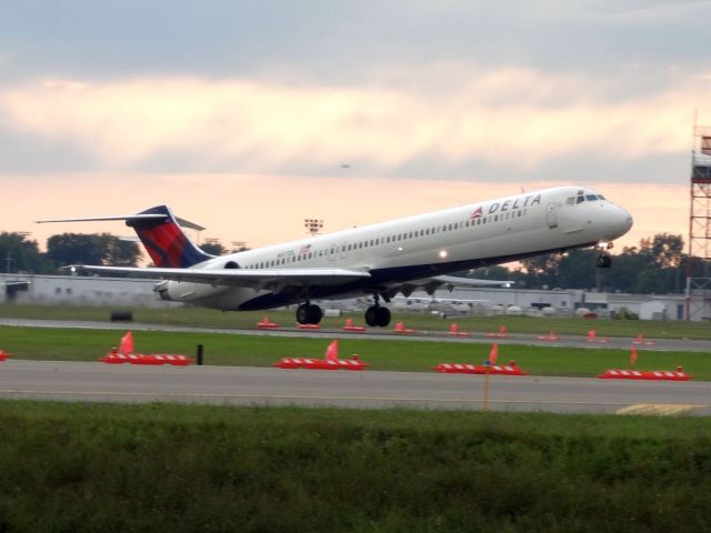 McDonnell Douglas MD-88 (N977DL)