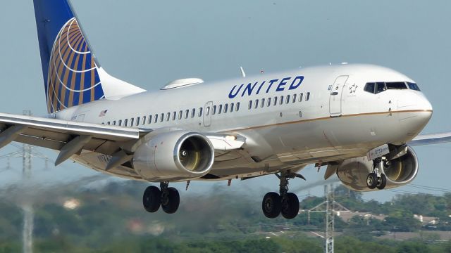 Boeing 737-700 (N17753) - 22 approach.