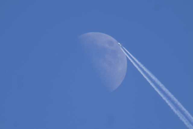 Boeing 737-800 (N3752) - Crossing the moon, barley!!!