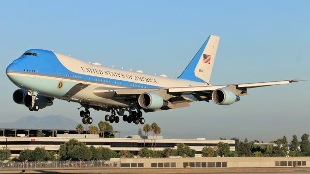 Boeing 747-200 (82-8000) - The United States Air Force's VC-25A, better known by its callsign when carrying the president, "Air Force 1", arrives in Long Beach. 