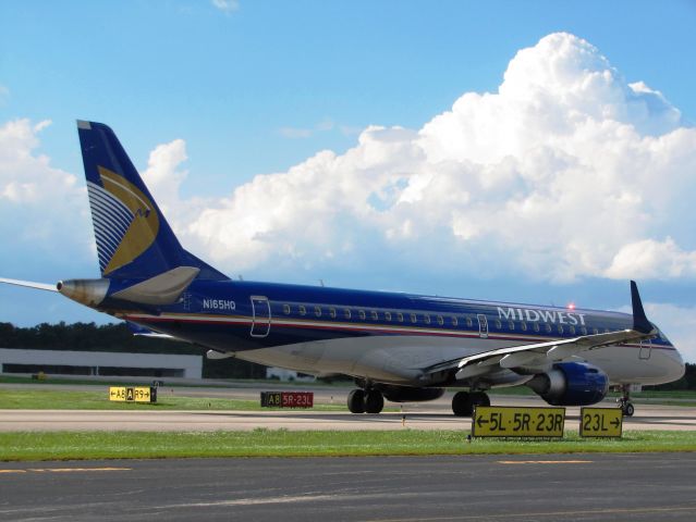 Embraer ERJ-190 (N165HQ)