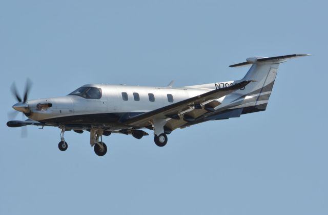 Pilatus PC-12 (N798SD) - Landing in CYHU.
