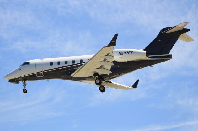 Bombardier Challenger 300 (N547FX)