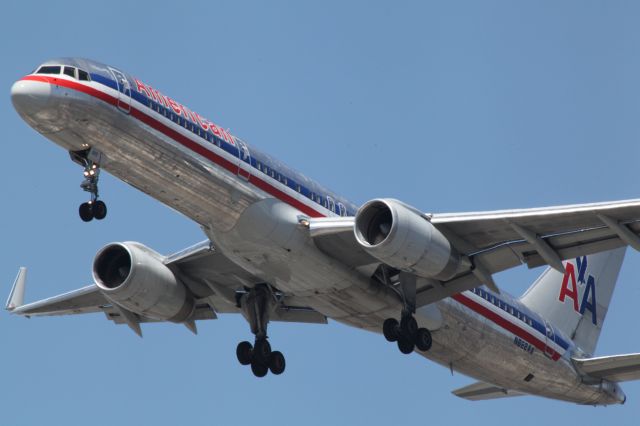 Boeing 757-200 (N622AA)