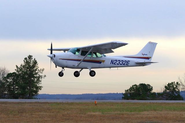 Cessna Skyhawk (N2332E)