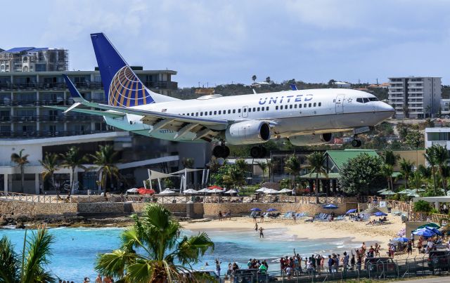 Boeing 737-700 (N27722) - United landing at TNCM St Maarten.