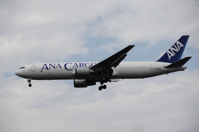 BOEING 767-300 (JA8664) - Final Approach to Narita Intl Airport Rnwy16R on 2012/08/18