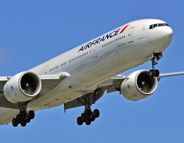BOEING 777-300 —