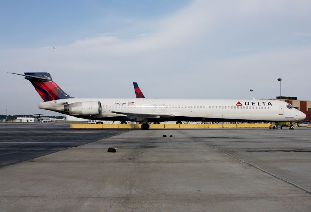 McDonnell Douglas MD-90 (N925DN)