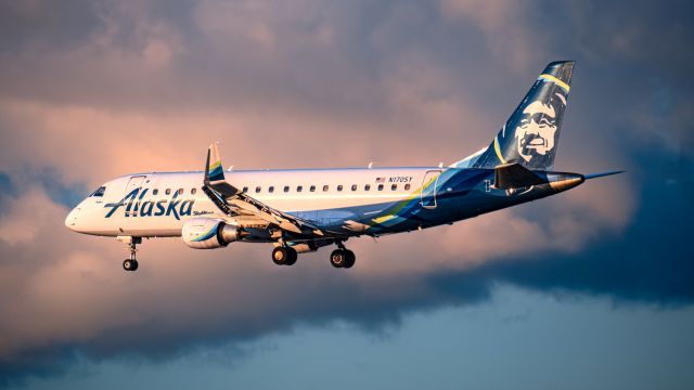 Embraer 175 (N170SY) - Alaska E175 on short final for KSJC amidst a colorful, cloudy evening sky.