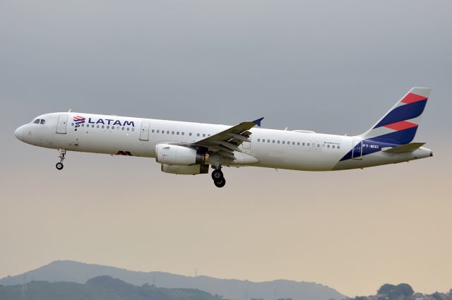 Airbus A321 (PT-MXI)
