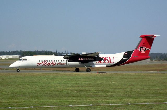 de Havilland Dash 8-400 (N414QX)