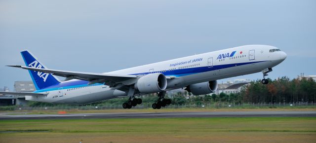 BOEING 777-300 (JA733A)