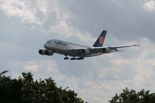 Airbus A380-800 (D-AIMB)