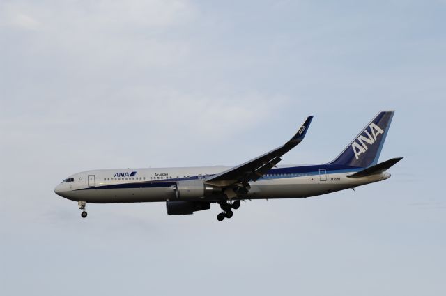 BOEING 767-300 (JA621A) - Final Approach to NRT Airport R/W34L on 2012/01/03