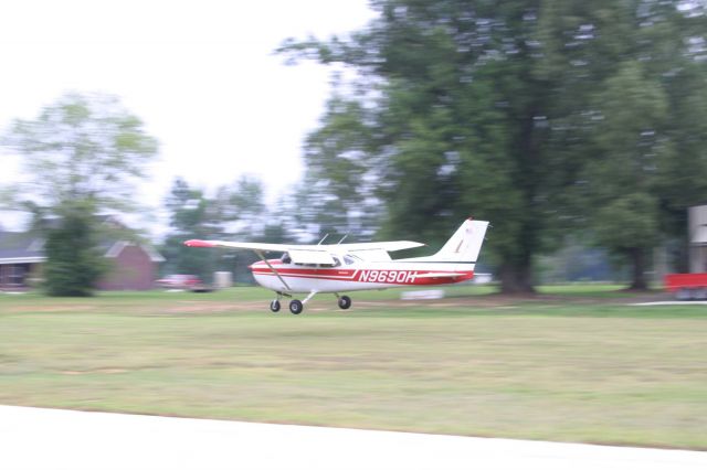 Cessna Skyhawk (N9690H)